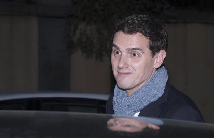 Albert Rivera se despide de su equipo con una cena en Madrid, y sale acompañado por su jefe de prensa David Bardavió