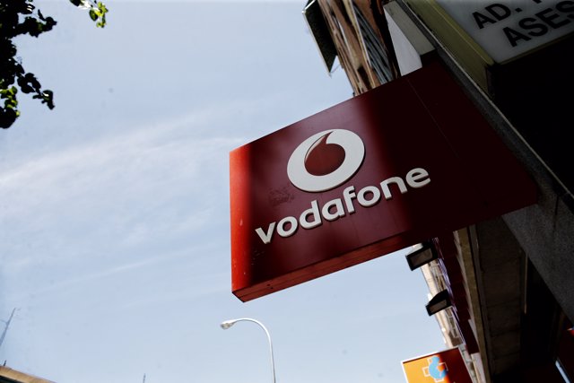 Logo de Vodafone en una tienda de la compañía telefónica en Madrid.