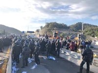 Els antiavalots francesos arriben a l'escenari de Tsunami, al límit amb Espanya