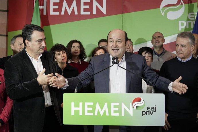 El presidente del PNV, Andoni Ortuzar, junto al lehendakari Iñigo Urkullu y el diputado Aitor Esteban.