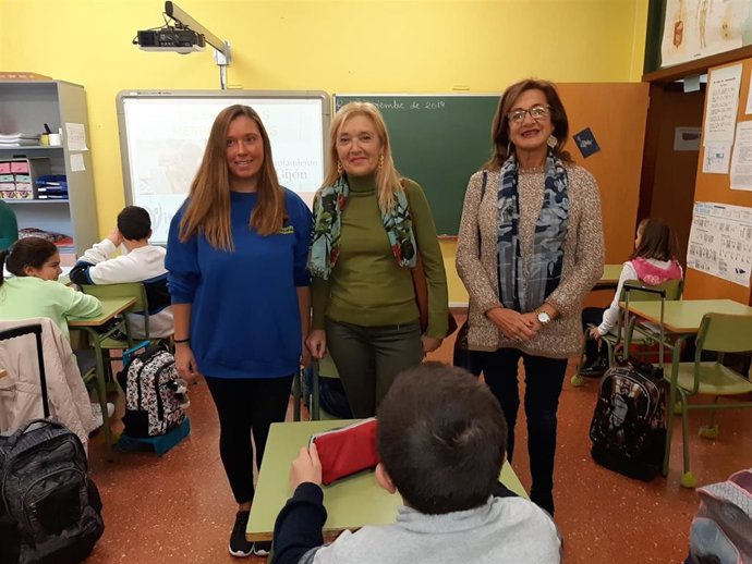 La experta en el uso responsable de Internet, Paula Alonso, junto a la concejala y la responsable de Consumo del Ayuntamiento de Gijón, Salomé Díaz y Lucía Antuña, antes de impartir una charla en el CP Manuel Martínez Blanco