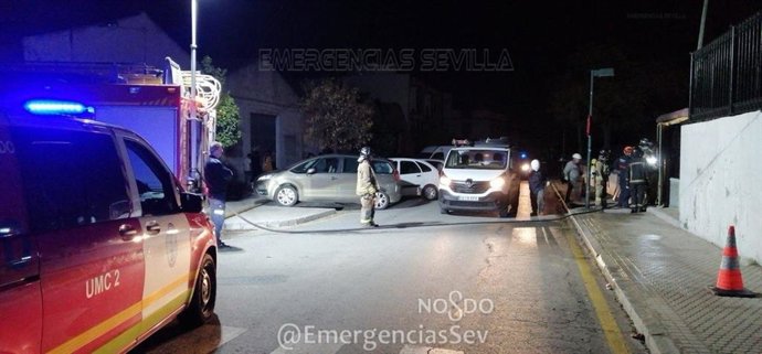 Actuación de los Bomberos en un centro de transformación de energía de Torreblanca