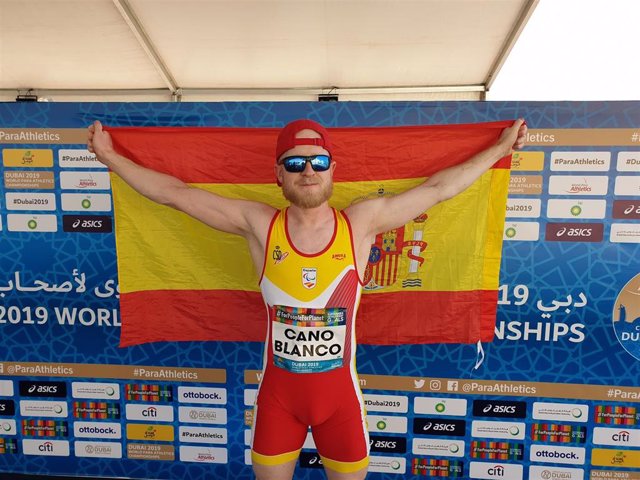 El atleta español Iván Cano celebra su bronce en longitud en los Mundiales de Atletismo Paralímpico de Dubai 2019