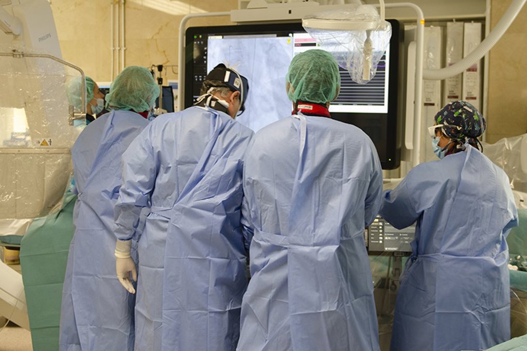 Médicos del Hospital Gregorio Marañón de Madrid realizan el primer doble implante valvular con catéter en España - Infosalus