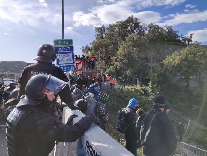 Mossos d'Esquadra tratan de desalojar a manifestantes de Tsunami Democrtic de la AP-7