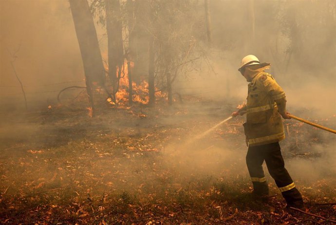 Un bombero trabajado en el apagado de los incendios forestales en Nueva Gales del Sur