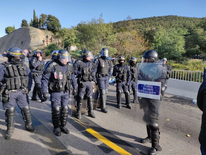 Els antiavalots francesos i espanyols coincideixen a pocs metres de la frontera en el desallotjament de Tsunami.