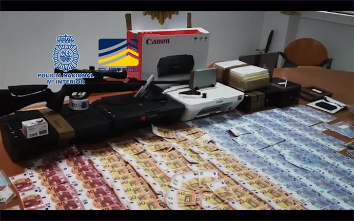 Material y billetes falsos intervenidos por la Policía Nacional