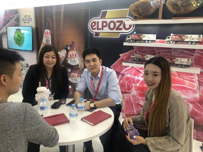 Equipo comercial atendiendo a clientes asiáticos