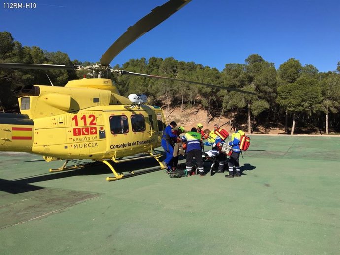 En la imagen, el momento en el que la víctima ha sido transferida desde el helicóptero a la UME del 061, en las pistas deportivas de El Valle