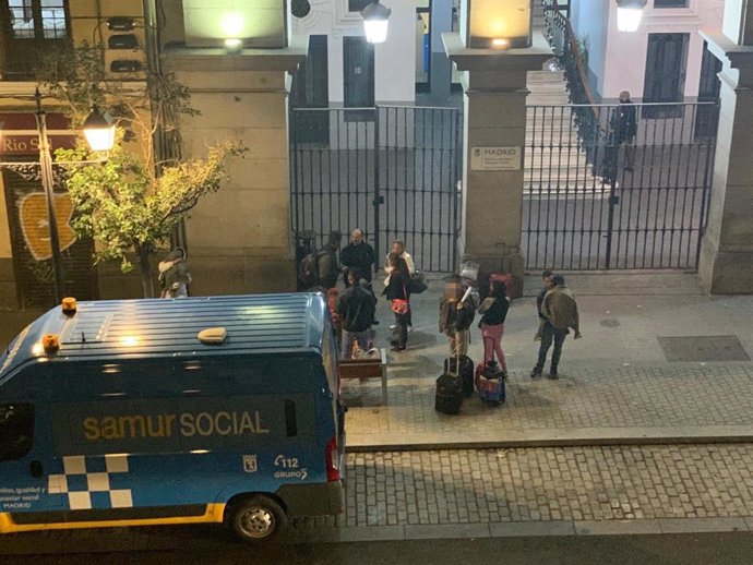 Imagen de un grupo de personas frente a la sede del Samur Social.