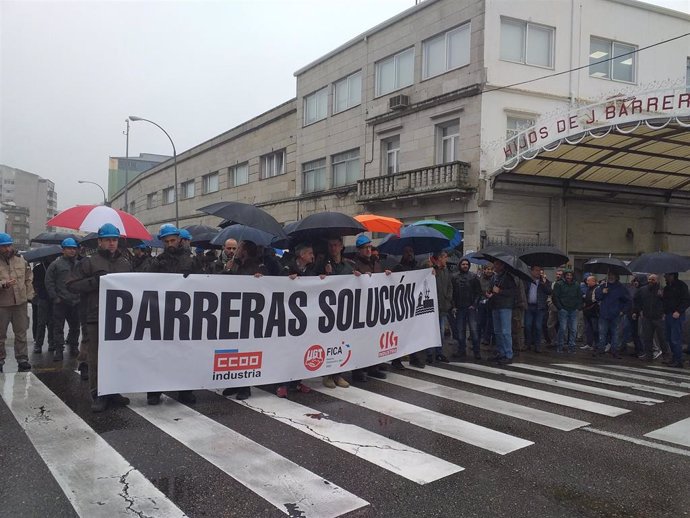 Trabajadores del astillero Barreras se manifiestan ante la entrada principal de la empresa.