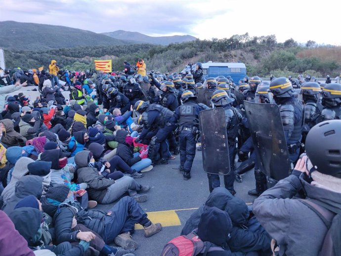 Comencen a desallotjar els manifestants del Tsunami Democrtic que bloquegen la frontera amb Frana.