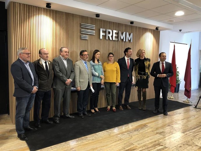 El delegado del Gobierno, Francisco Jiménez; y la jefa Provincial de Tráfico, Virginia Jerez, presentan una campaña especial de vigilancia y control de las condiciones del vehículo en la que colabora la Federación Regional de Empresarios del Metal