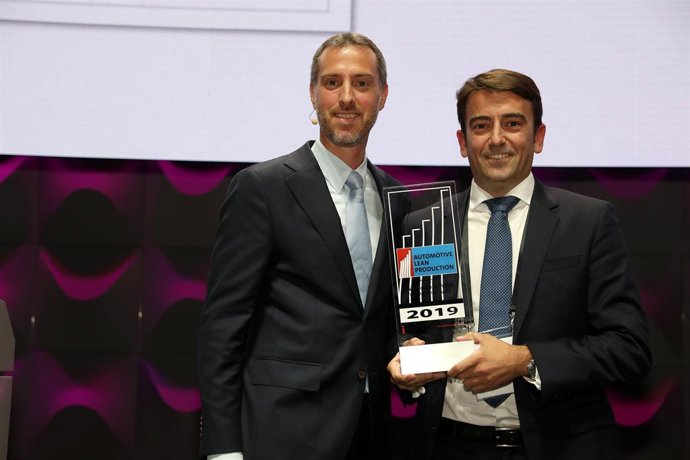 Jose Manuel Jaquotot, director de la Planta de IVECO de Valladolid, recoge el premio