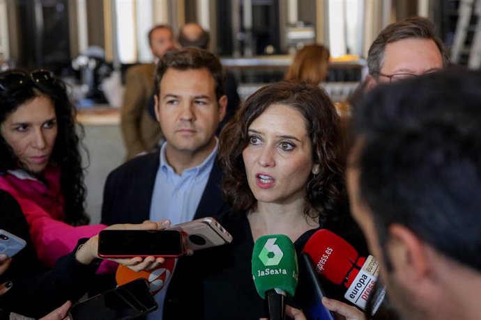 La presidenta de la Comunidad de Madrid, Isabel Díaz Ayuso, ofrece declaraciones a los medios de comunicación durante su visita a la fábrica de cerveza artesanal 'La Virgen', en Las Rozas (Madrid), a 8 de noviembre de 2019.