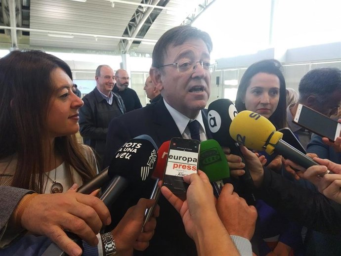 Ximo Puig atiende a los medios junto a la consellera de Innovación, Carolina Pascual.