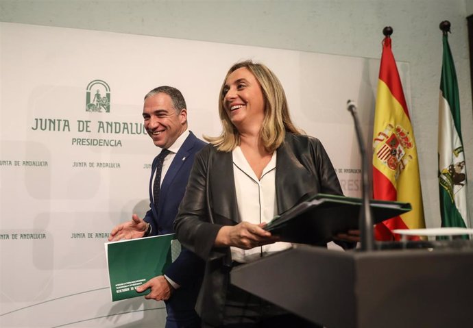 La consejera de Fomento, Marifrán Carazo, y el consejero de la Presidencia, Elías Bendodo, este martes en la rueda de prensa del Consejo de Gobierno.