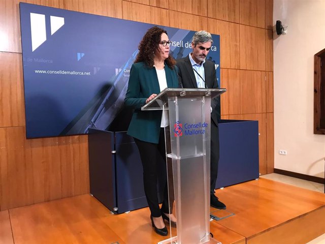 La presidenta del Consell de Mallorca, Catalina Cladera, y el conseller de Hacienda y Función Pública, Josep Lluís Colom, en rueda de prensa
