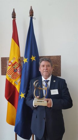El vicerrector de Investigación de la Universidad Loyola Andalucía, Carlos García, con el premio.