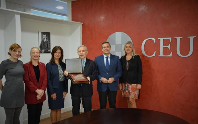 El jurista y catedrático de Derecho Civil, Ángel López López, exhibe su placa de reconocimiento de la Universidad San Pablo CEU.