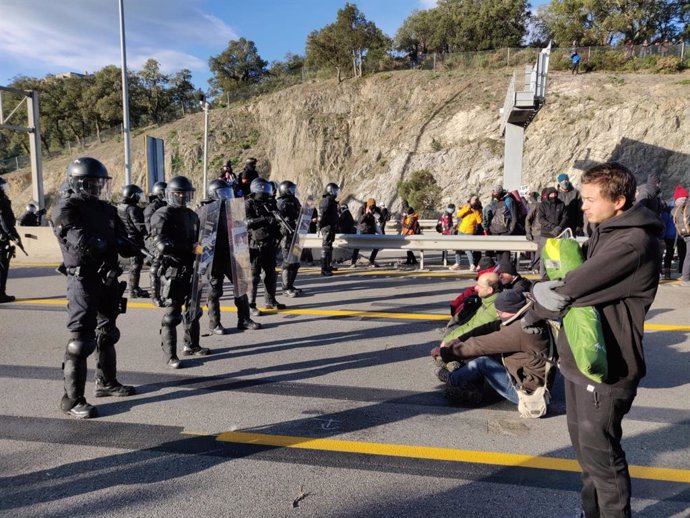 Desallotjament de manifestants de Tsunami Democrtic a la frontera entre la Jonquera (Girona) i el Pertús (Frana). 