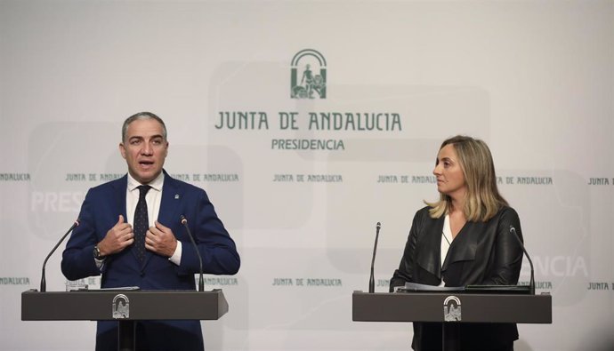 El consejero de Presidencia, Elías Bendodo (i) y la consejera de Fomento, Marifrán Carazo (d), este martes