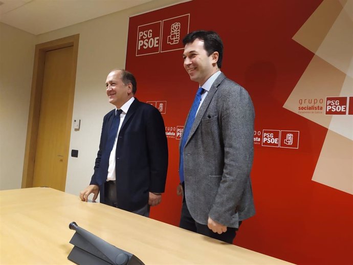 Los socialistas Xoaquín Fernández Leiceaga y Gonzalo Caballero en la rueda de prensa en el Parlamento