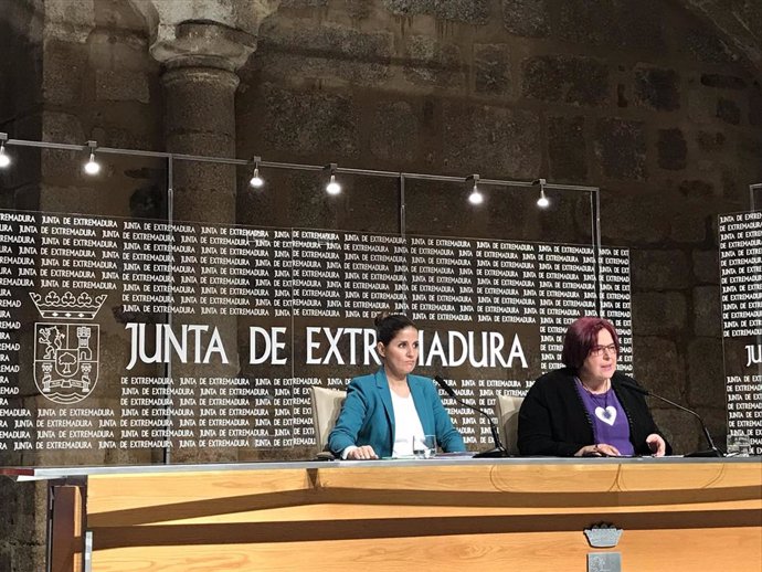 La portavoz de la Junta y consejera de Igualdad, Isabel Gil Rosiña, y la consejera de Agricultura, Begoña García Bernal