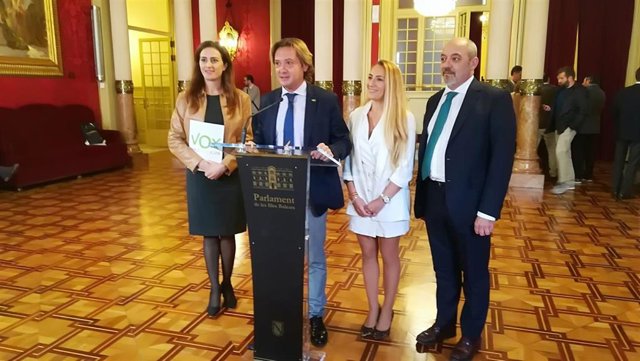 El presidente Vox, Jorge Campos, ha hecho referencia a los resultados electorales del pasado 10N, en los pasillos del Parlament.