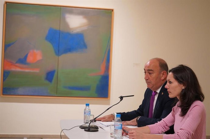 De Vicente (I) y Doldán (D) explican los acuerdos adoptados sobre el Museo Esteban Vicente.