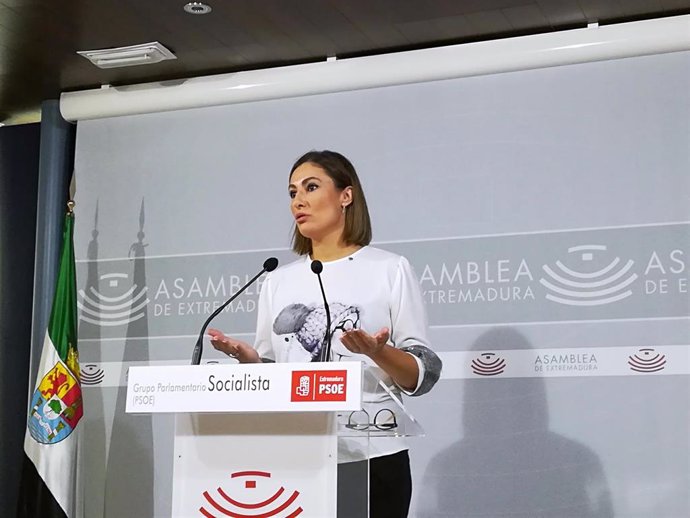 La portavoz del PSOE en la Asamblea, Lara Garlito, en rueda de prensa para referirse sobre los PGEx 2020