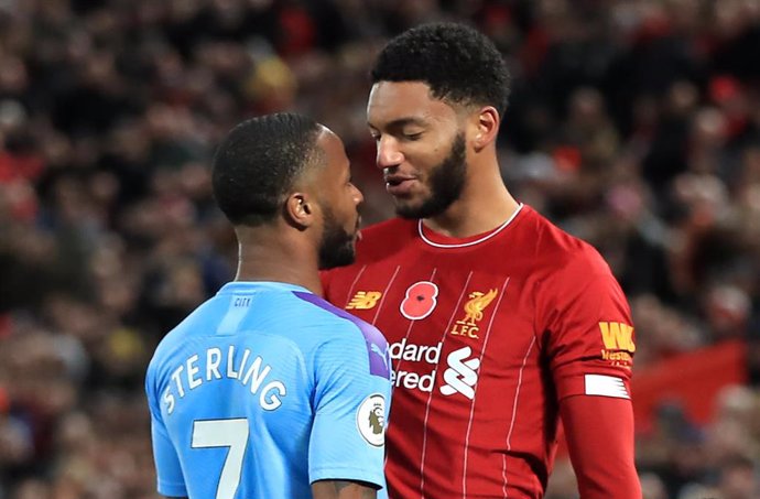 Raheem Sterling y Joe Gomez durante su tenso momento en el Liverpool-Manchester City de la Premier 2019-2020