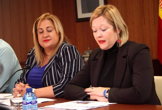 Yolanda de Gregorio (izda) e Irene Cortés informan sobre las competencias en materia de Protección Civil.