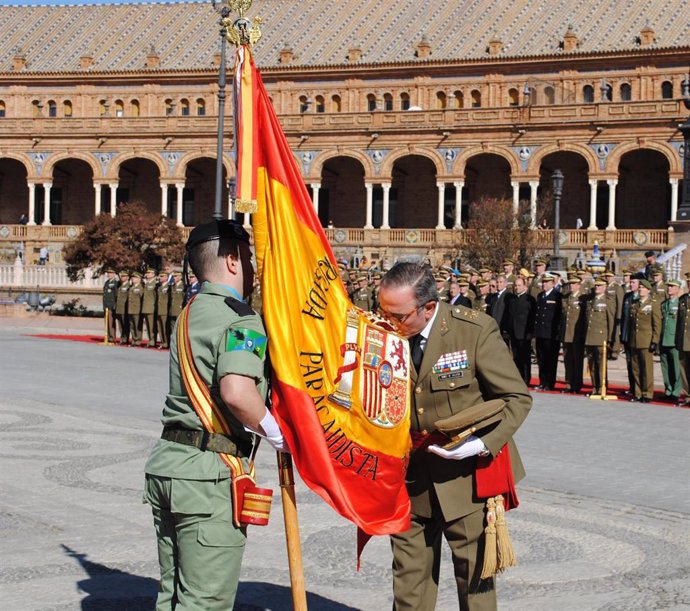 El teniente general Juan Gómez de Salazar besa la bandera en su despedida como Jefe de la Fuerza Terrestre (Jefuter)
