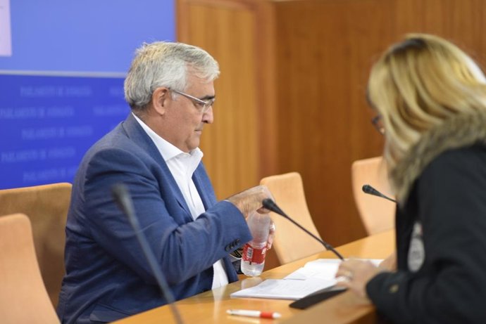 El portavoz de Hacienda del Grupo Parlamentario Socialista, Antonio Ramírez de Arellano, en rueda de prensa este martes