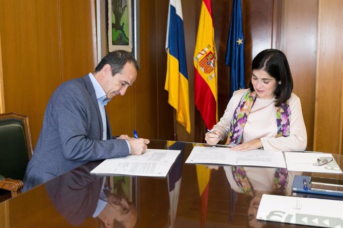 La consejera por suplencia de Obras Públicas, Transportes y Vivienda del Gobierno de Canarias, Carolina Darias, firma la ejecución del cierre del Anillo Insular