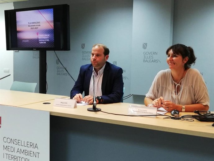 El conseller de Medi ambient i Territori, Miquel Mir, i la directora general de Recursos Hídrics, Joana Garau, en una imatge d'arxiu.