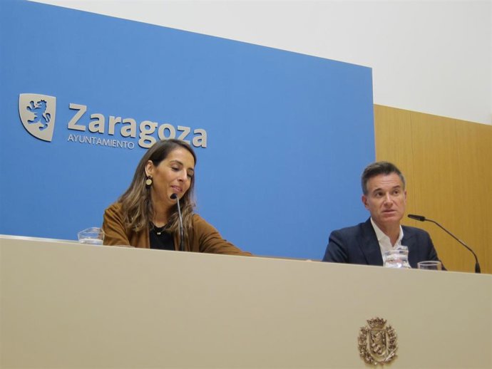Maria Navarro y Víctor Serrano en rueda de prensa tras el Gobierno de Zaragoza