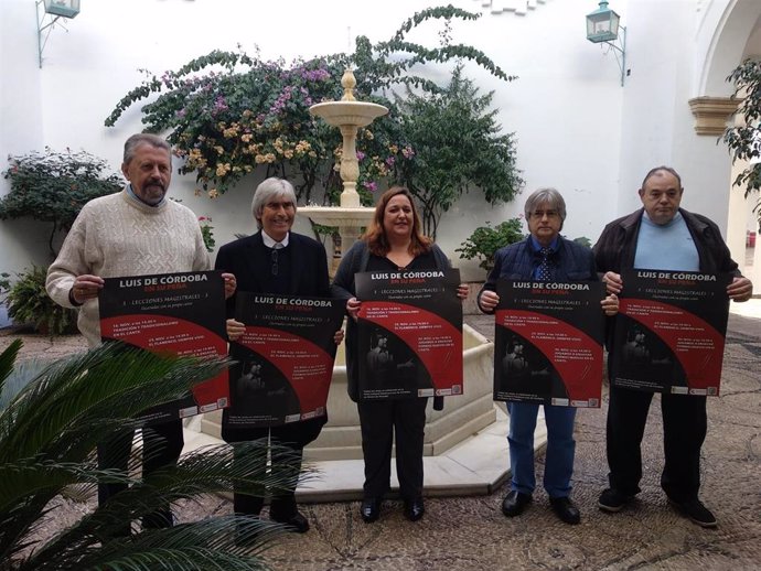 Navajas (centro) presenta las lecciones magistrales de Luis de Córdoba