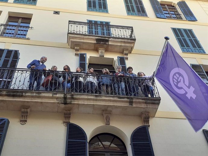 La bandera feminista ondea en el Centre Flassaders de Palma