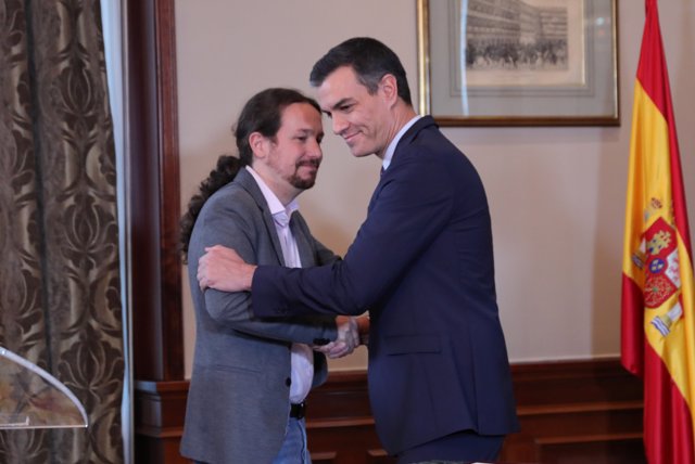 El presidente del Gobierno en funciones, Pedro Sánchez y el líder de Podemos, Pablo Iglesias, se abrazan en el Congreso.