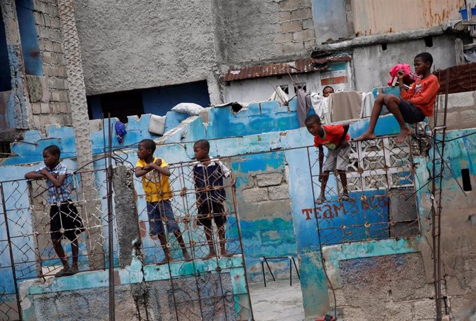 Niños mirando las protestas en Haití