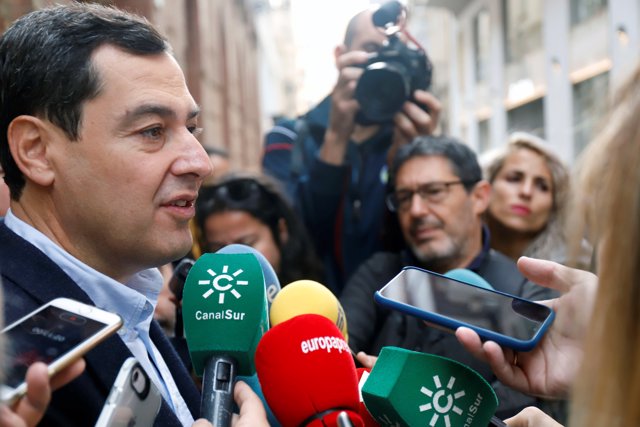 El presidente de la Junta de Andalucía, Juanma Moreno, atiende a los medios tras ejercer su derecho al voto el 10N en Málaga