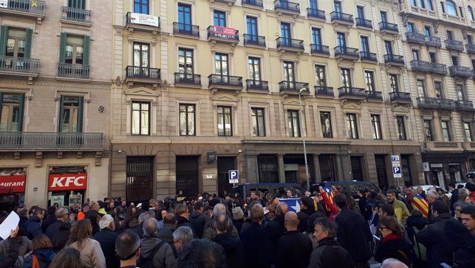 Unas 150 personas se concentran ante el consulado de Francia en Barcelona convocadas por los CDR