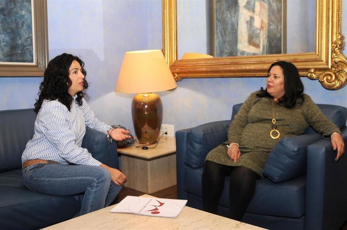 Amo (dcha.) se reúne con González