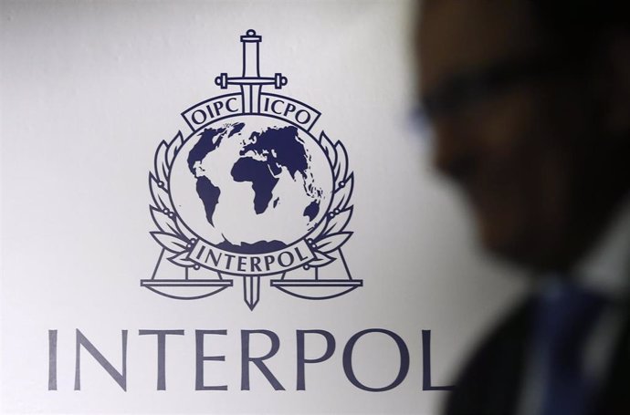 El escudo de Interpol, en una de sus sedes.