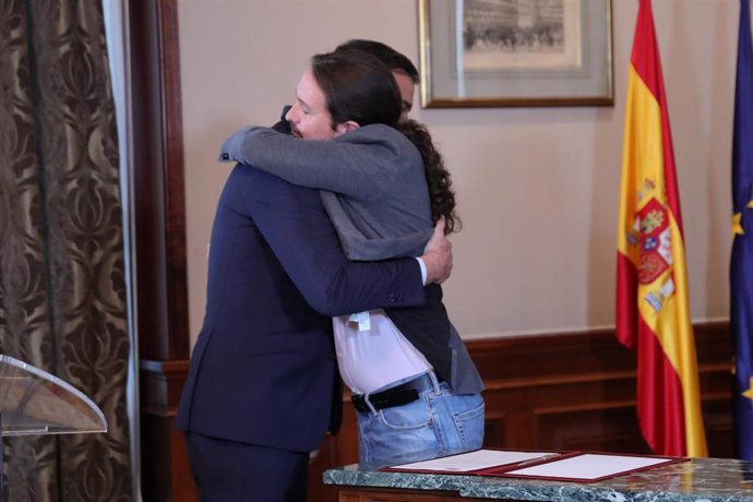 Pablo Iglesias y Pedro Sánchez se abrazan tras llegar a un acuerdo de Gobierno
