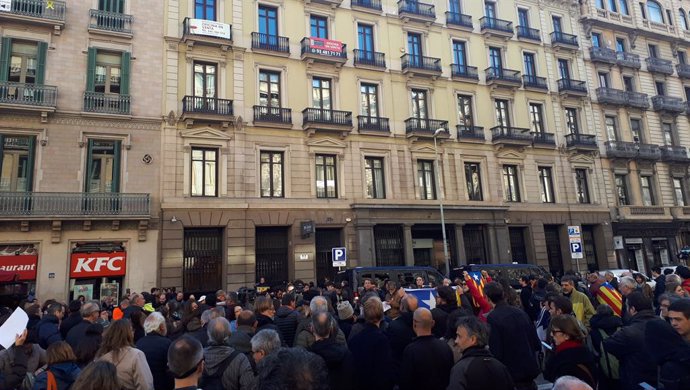 Unes 200 persones es concentren davant el consolat de Frana a Barcelona convocades pels CDR