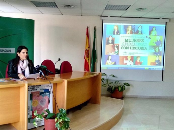 María Encarnación Santiago, responsable de IAM Málaga, presenta el calendario coeducativo